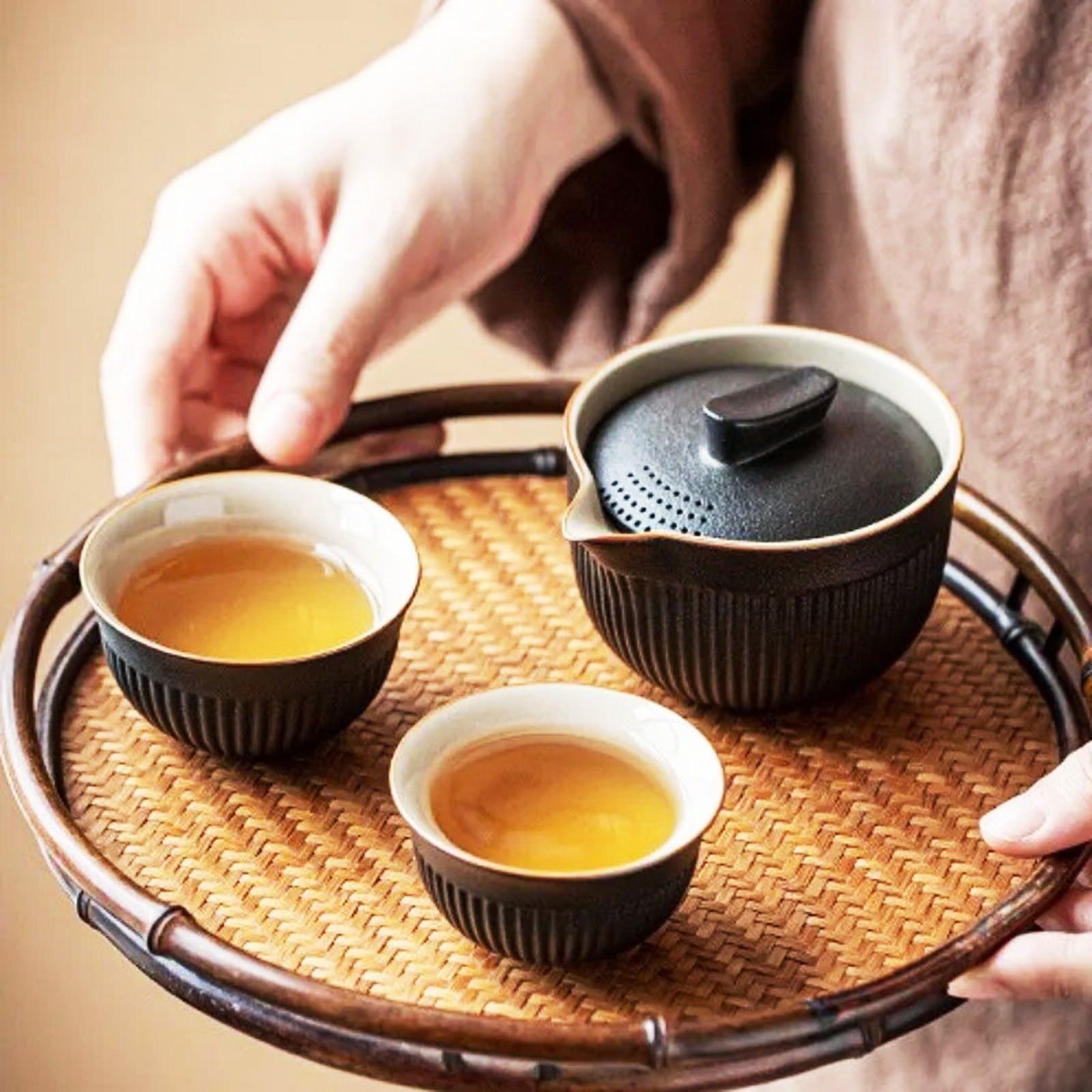 Beautiful Compact Tea Set: Enjoy Portable Elegance!