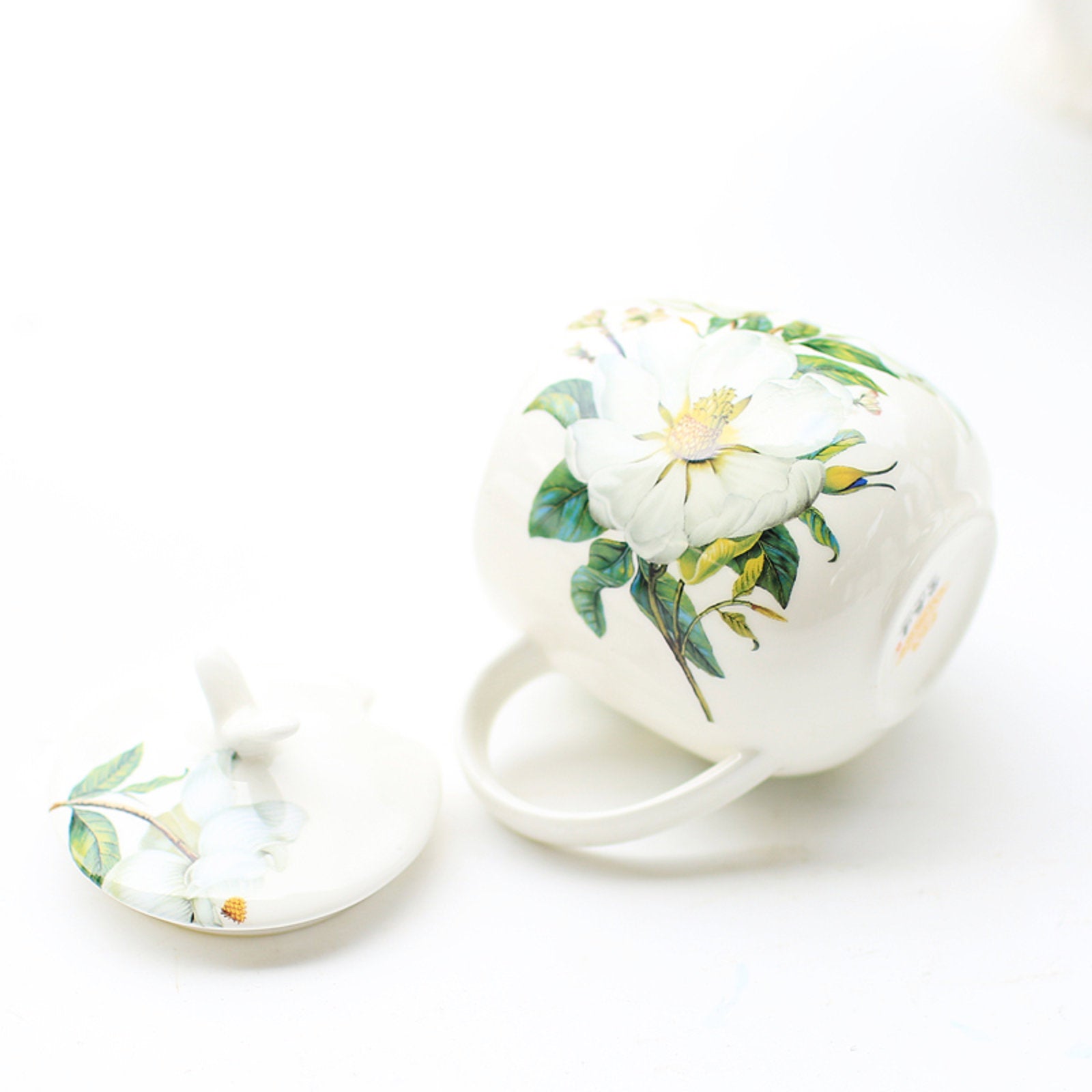 Graceful Bone China Mug with Lid and Vintage Floral Design