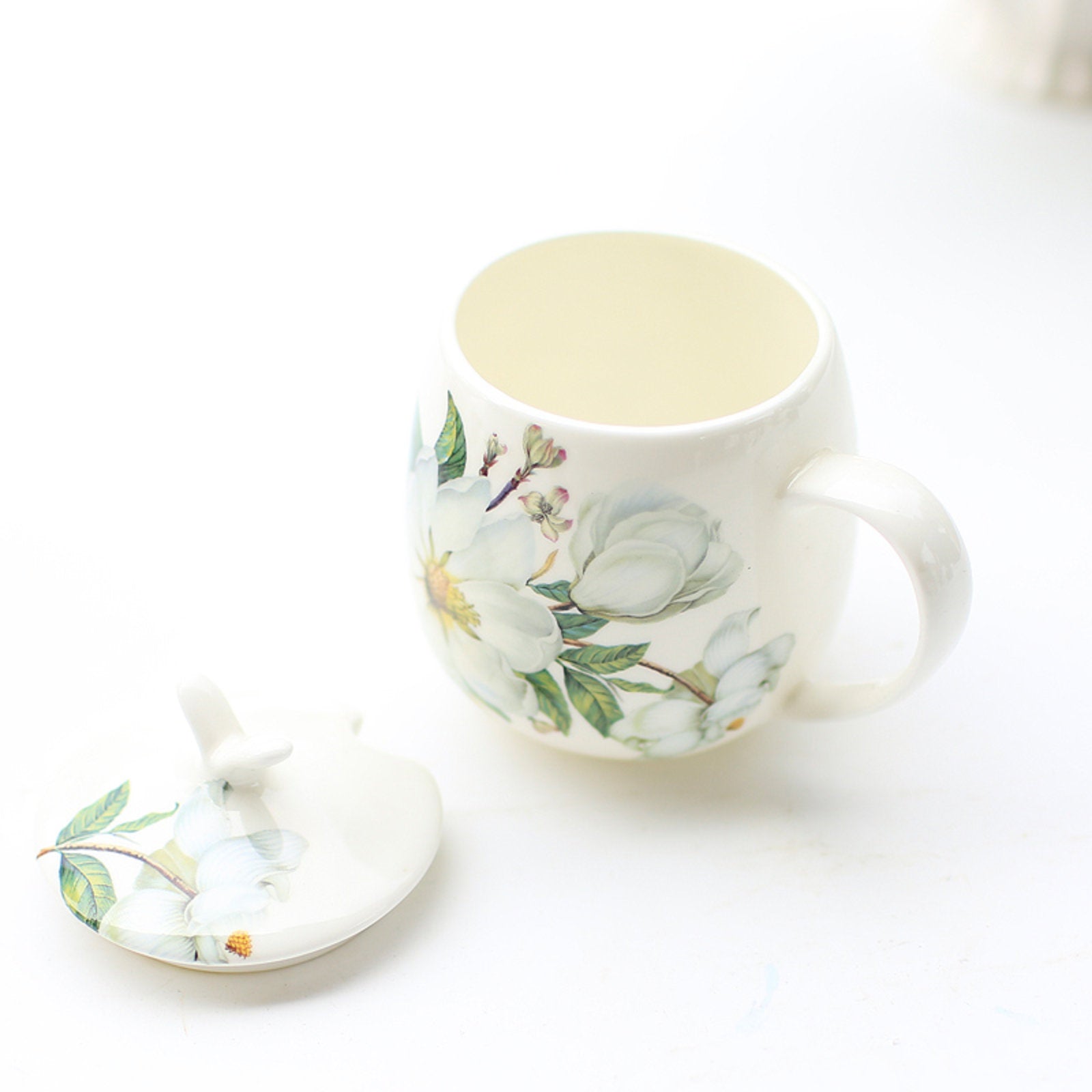 Graceful Bone China Mug with Lid and Vintage Floral Design