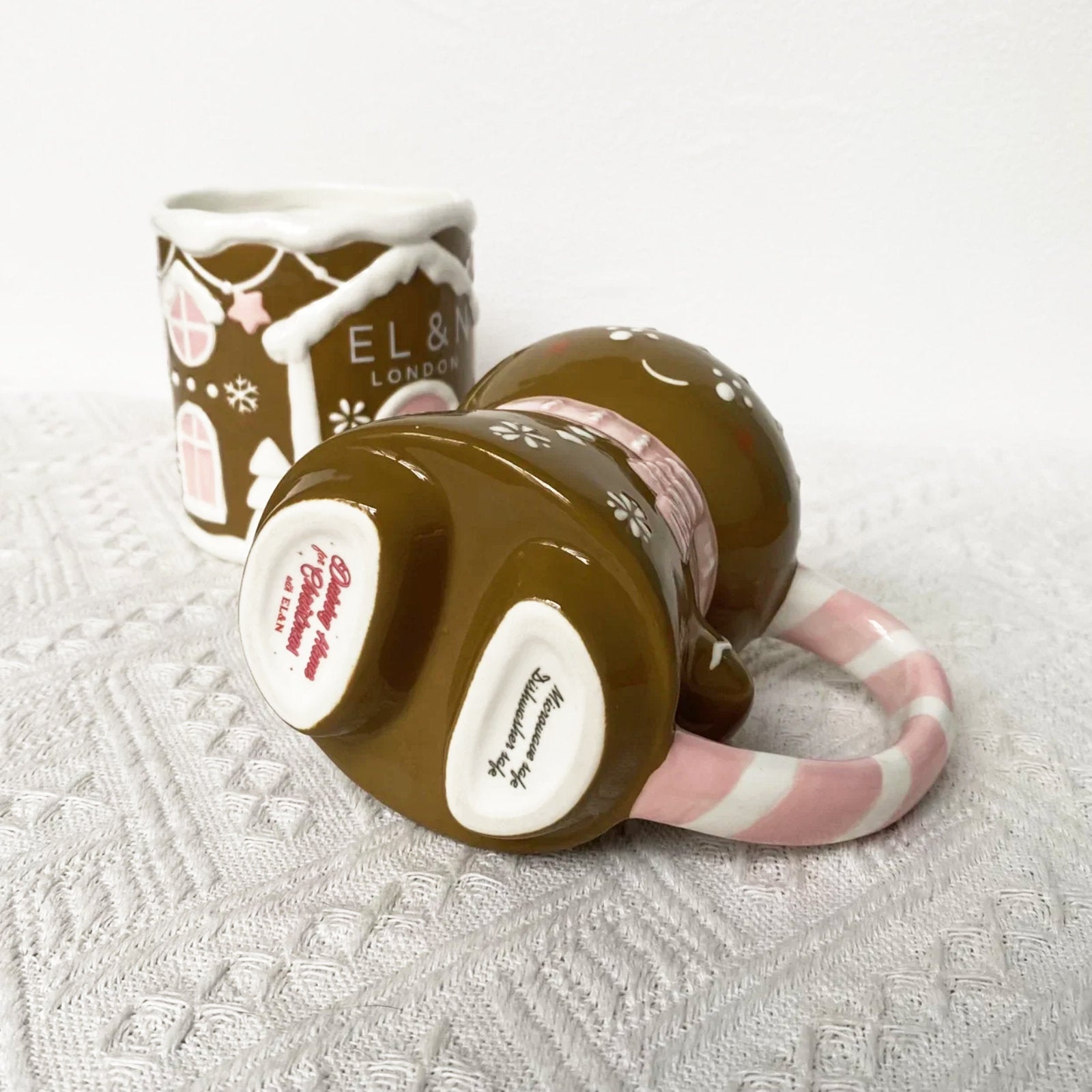 Playful Christmas gingerbread mugs that brighten your holiday moments