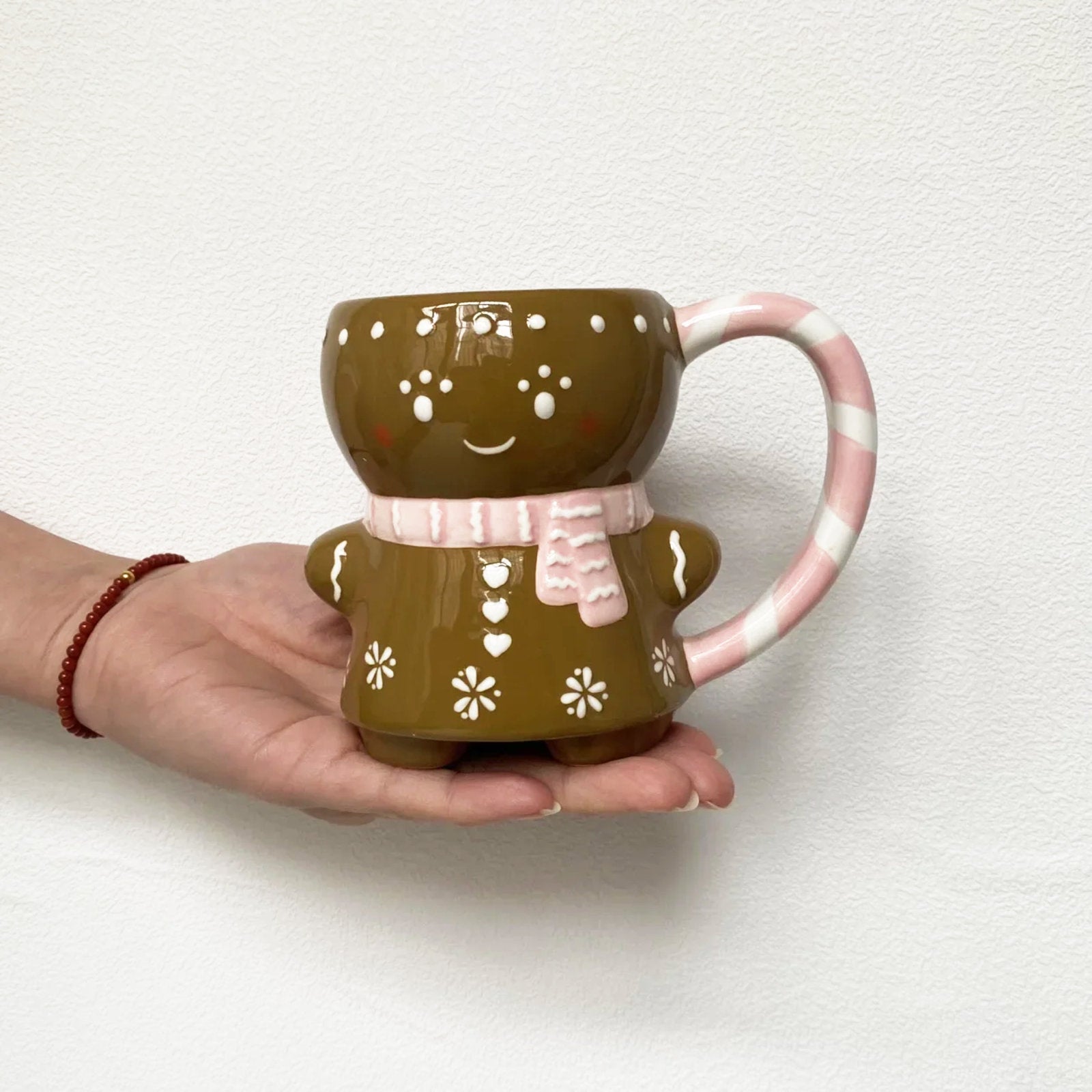 Playful Christmas gingerbread mugs that brighten your holiday moments