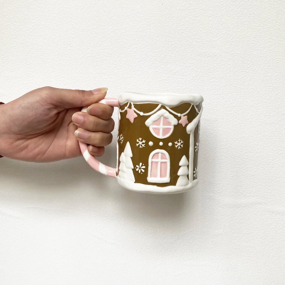 Playful Christmas gingerbread mugs that brighten your holiday moments