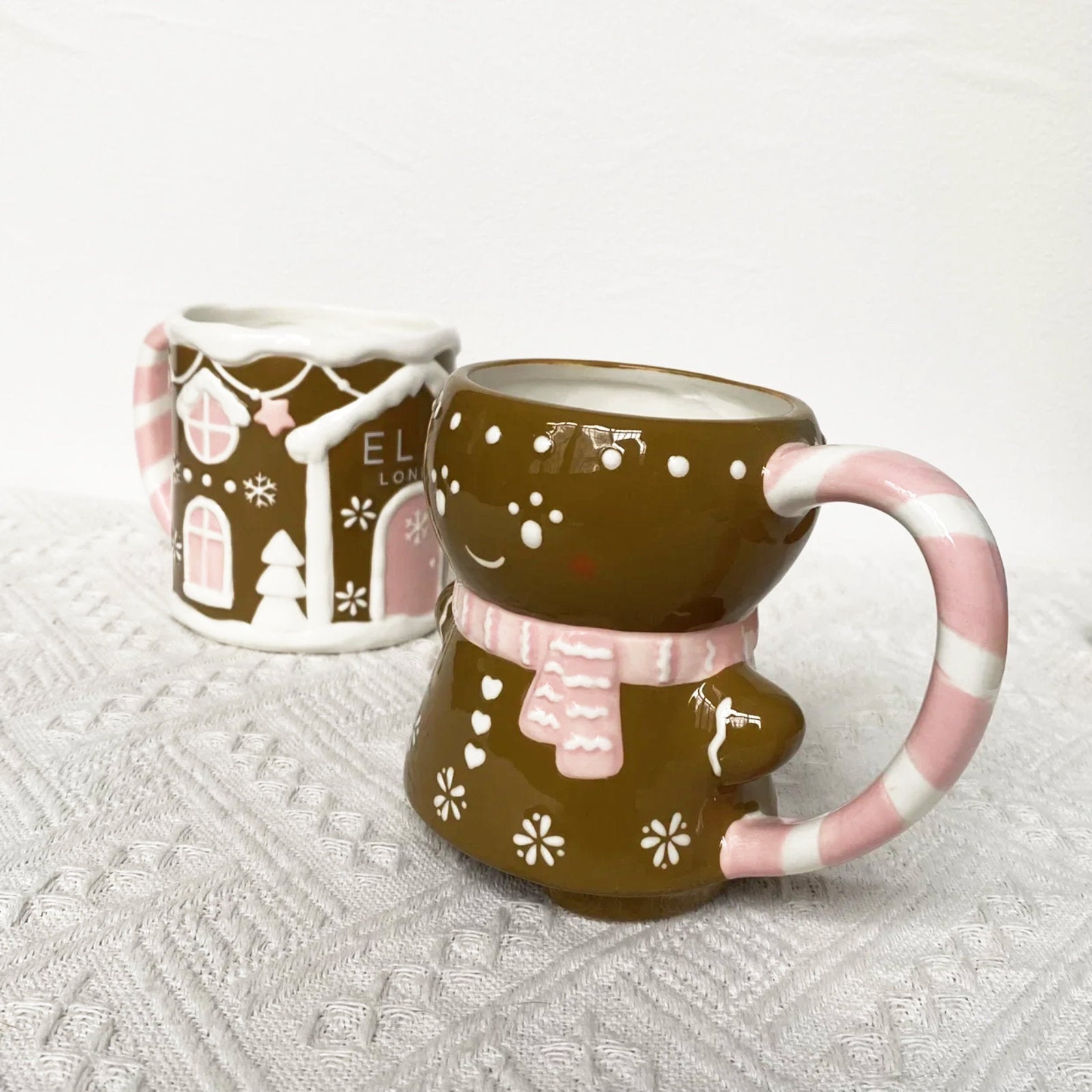 Playful Christmas gingerbread mugs that brighten your holiday moments