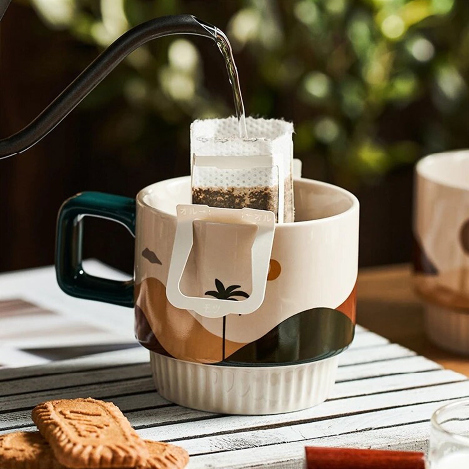 Stackable Retro Mugs with Superb Oasis Design